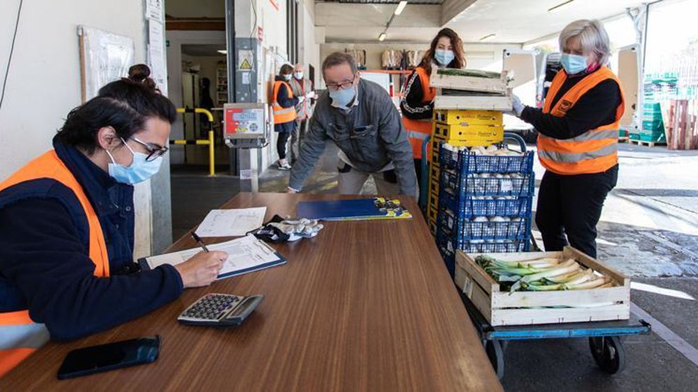 Les associations caritatives, ici une distribution des Banques alimentaires, estiment que le chèque alimentaire raterait sa cible s’il ne tenait pas compte de l’accompagnement de ses bénéficiaires. © Ghislène Ghouraib/Banques alimentaires